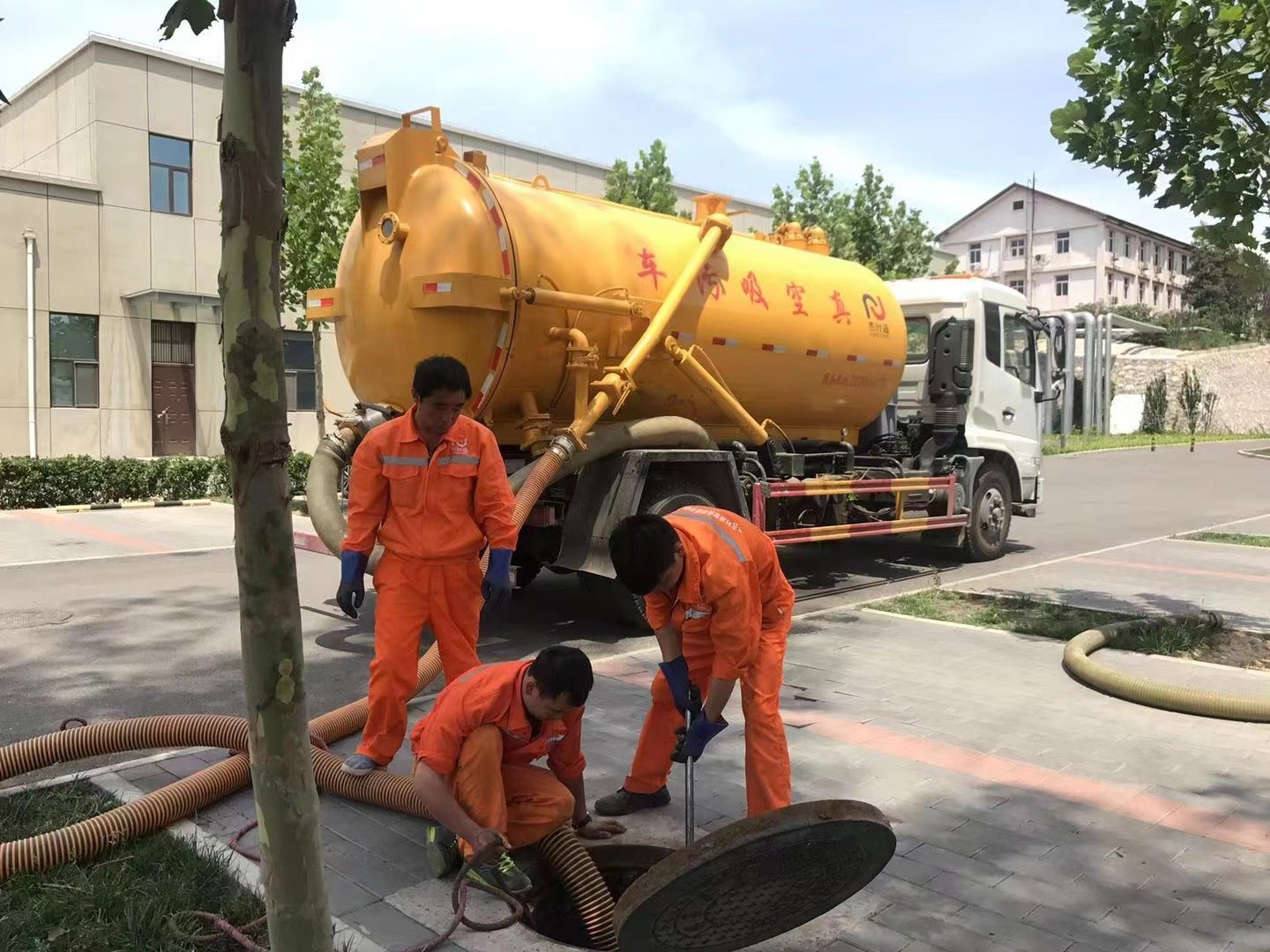 南阳管道疏通车停在窨井附近