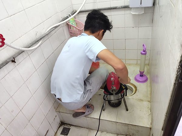 南阳肥皂掉到马桶里把马桶堵住了怎么办？马桶堵住了怎么办