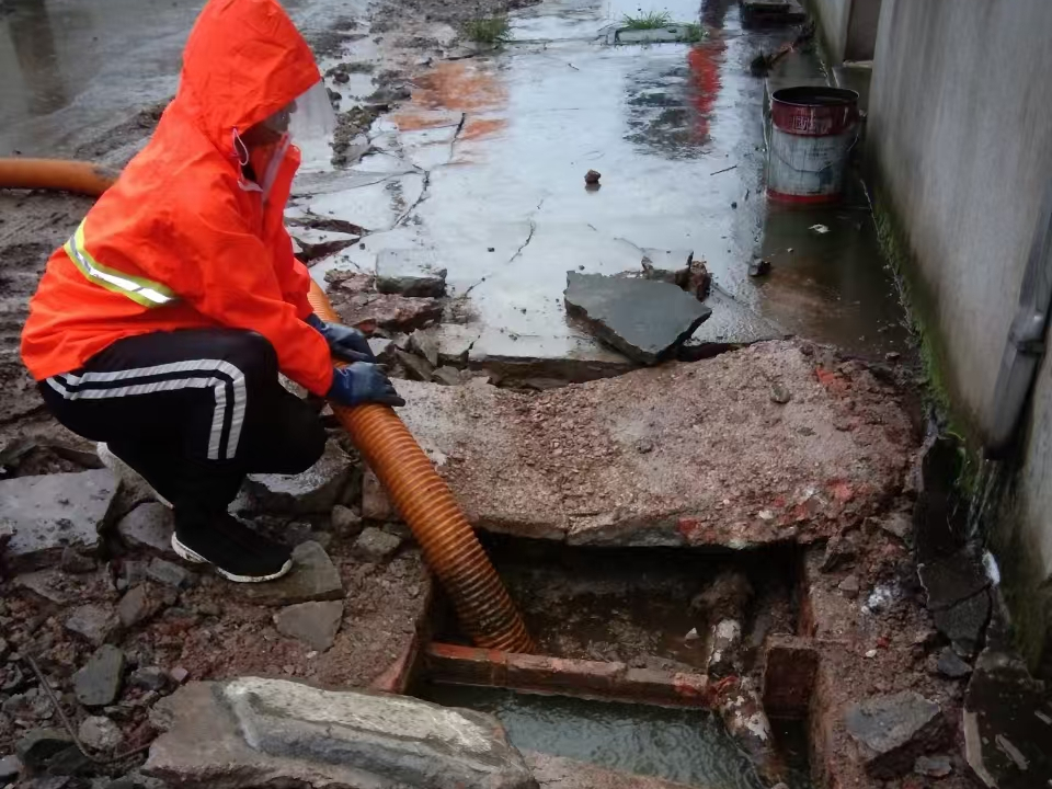 南阳专业清理污水池 炜誉市政以规范流程守护城市 “肠道”