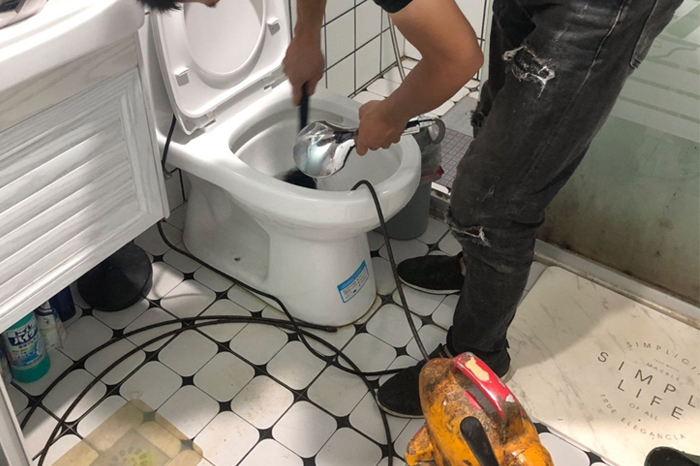 南阳马桶堵塞自己疏通还是找师傅？专业上门服务让你省时更省心